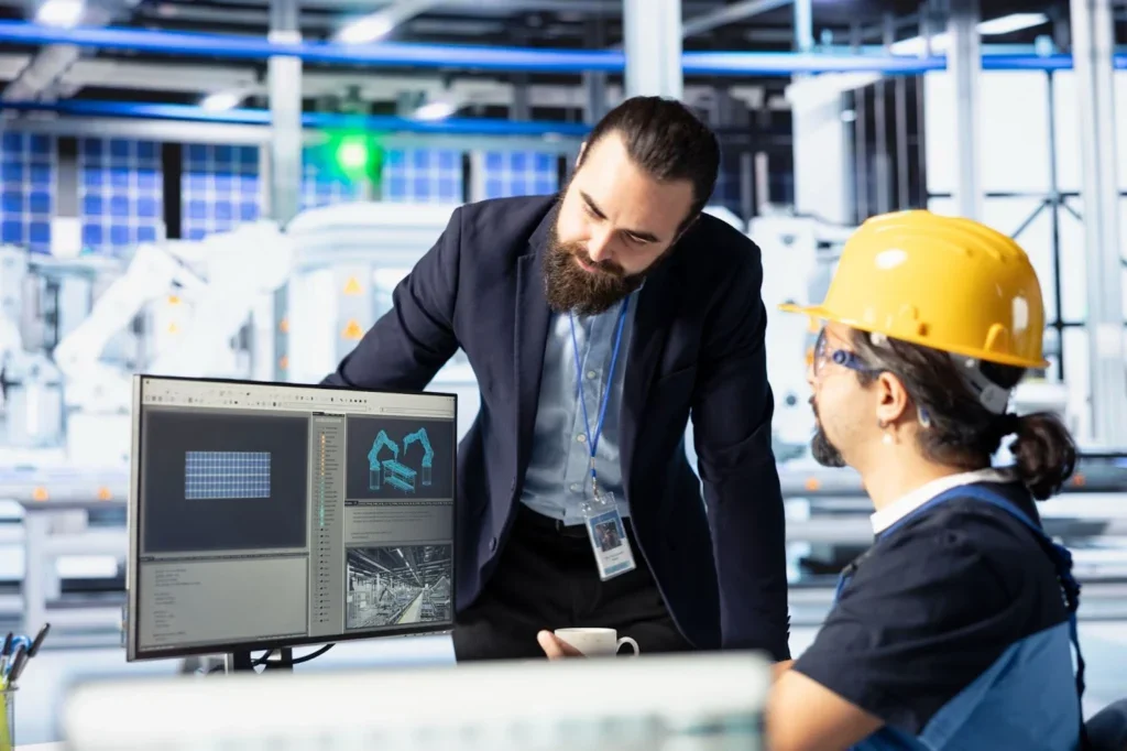 Dos ingenieros analizando producción de ingeniera inversa.
