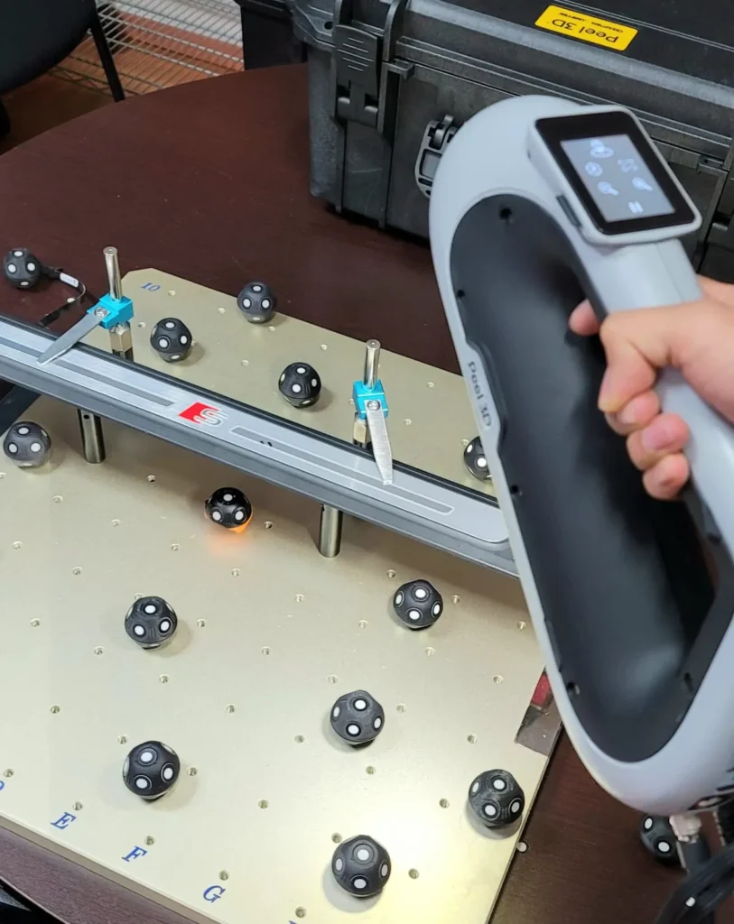 Escáner 3D portátil Peel 3 de Creaform, ideal para ingeniería inversa, diseño de productos y educación