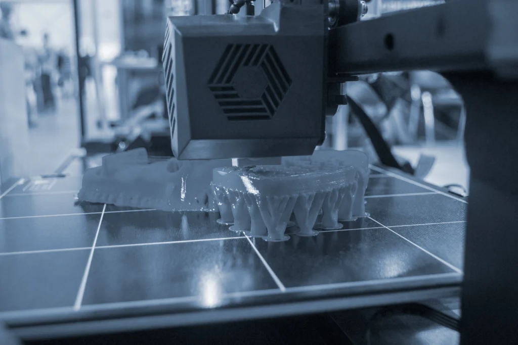 Impresora 3D en proceso para utilería esencial en la industria.