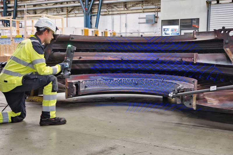 Mujer en escaneo 3D de material industrial.